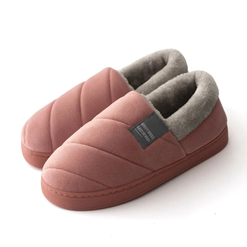 Chaussons d’hiver unisexes Laure chauds et antidérapants, coloris vieux rose matelassé avec doublure grise douce et semelle épaisse, présentés sur fond blanc.