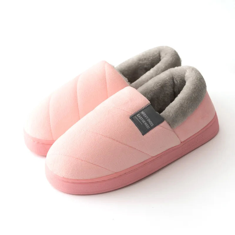 Chaussons d’hiver unisexes Laure chauds et antidérapants, coloris rose clair matelassé avec doublure grise douce et semelle épaisse, présentés sur fond blanc.