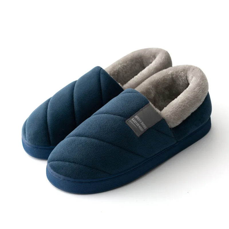 Chaussons d’hiver unisexes Laure chauds et antidérapants, coloris bleu marine matelassé avec doublure grise douce et semelle épaisse, présentés sur fond blanc.