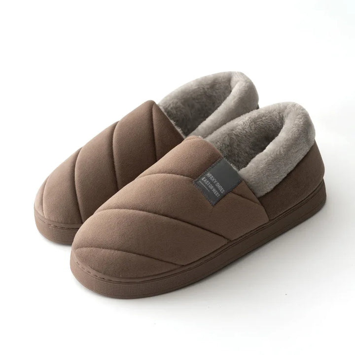 Chaussons d’hiver unisexes Laure chauds et antidérapants, coloris marron matelassé avec doublure grise douce et semelle épaisse, présentés sur fond blanc.