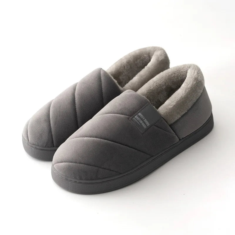 Chaussons d’hiver unisexes Laure chauds et antidérapants, coloris gris matelassé avec doublure grise douce et semelle épaisse, présentés sur fond blanc.