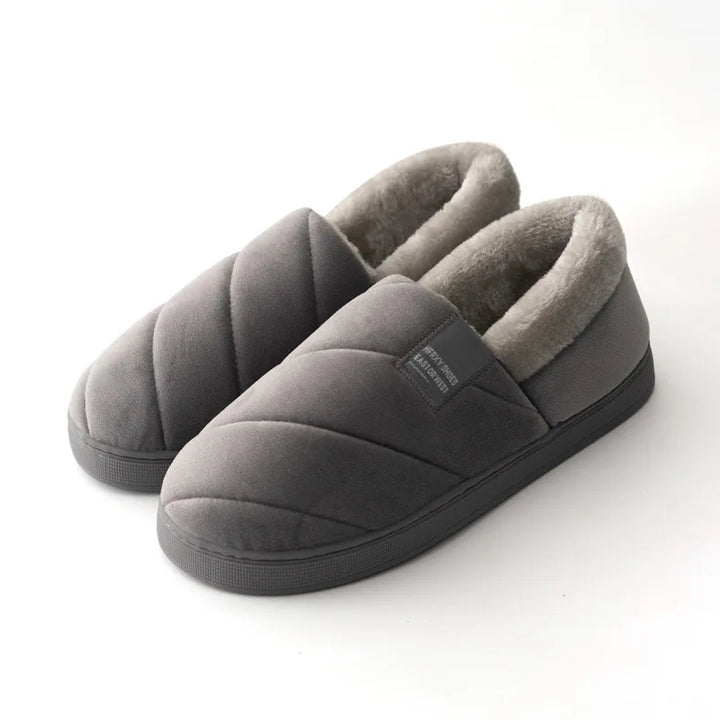 Chaussons d’hiver unisexes Laure chauds et antidérapants, coloris gris matelassé avec doublure grise douce et semelle épaisse, présentés sur fond blanc.