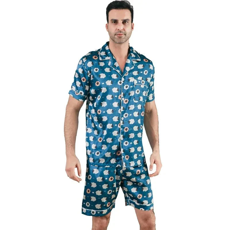 Homme portant le pyjama satin Laurent pour homme, ensemble deux pièces avec chemise boutonnée à manches courtes et short assorti, imprimé décoratif bleu à motifs, coupe droite, présenté sur fond blanc.