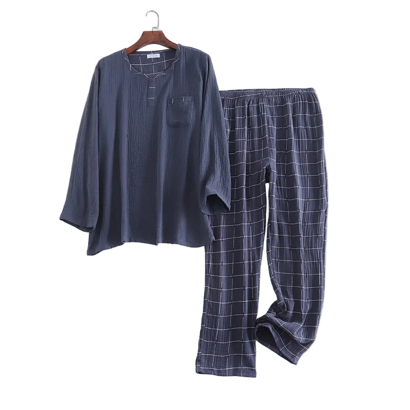 Pyjama pour homme composé d’un haut ample en tissu bleu anthracite avec poche poitrine et d’un pantalon assorti à carreaux. Ensemble doux, léger et très confortable, idéal pour des nuits paisibles.