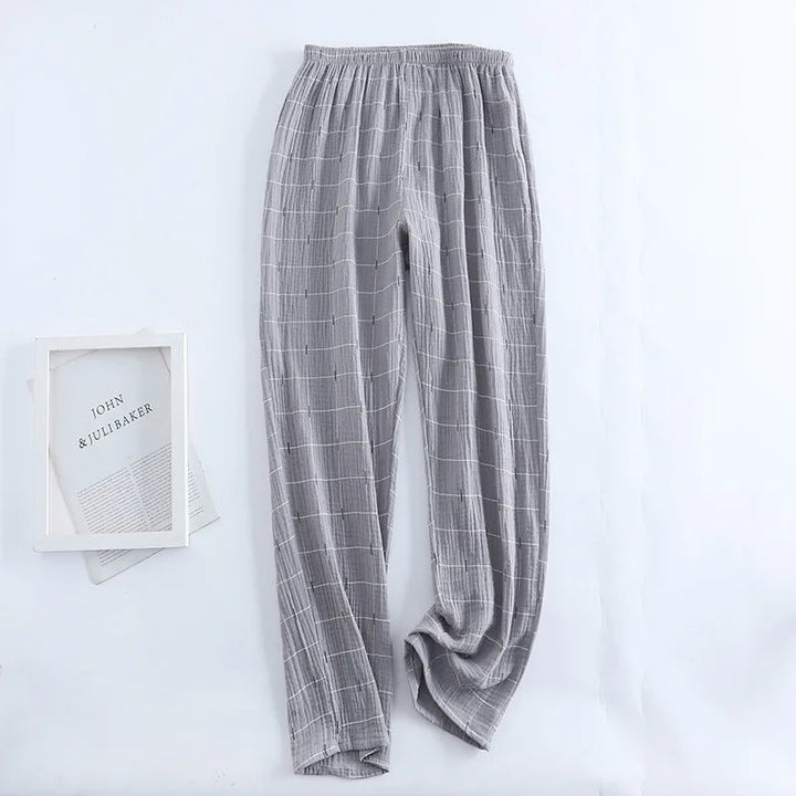 Pantalon de pyjama pour homme en tissu gris clair à motif carreaux, avec taille élastique. Matière douce, légère et très confortable, parfaite pour la détente et les nuits paisibles.