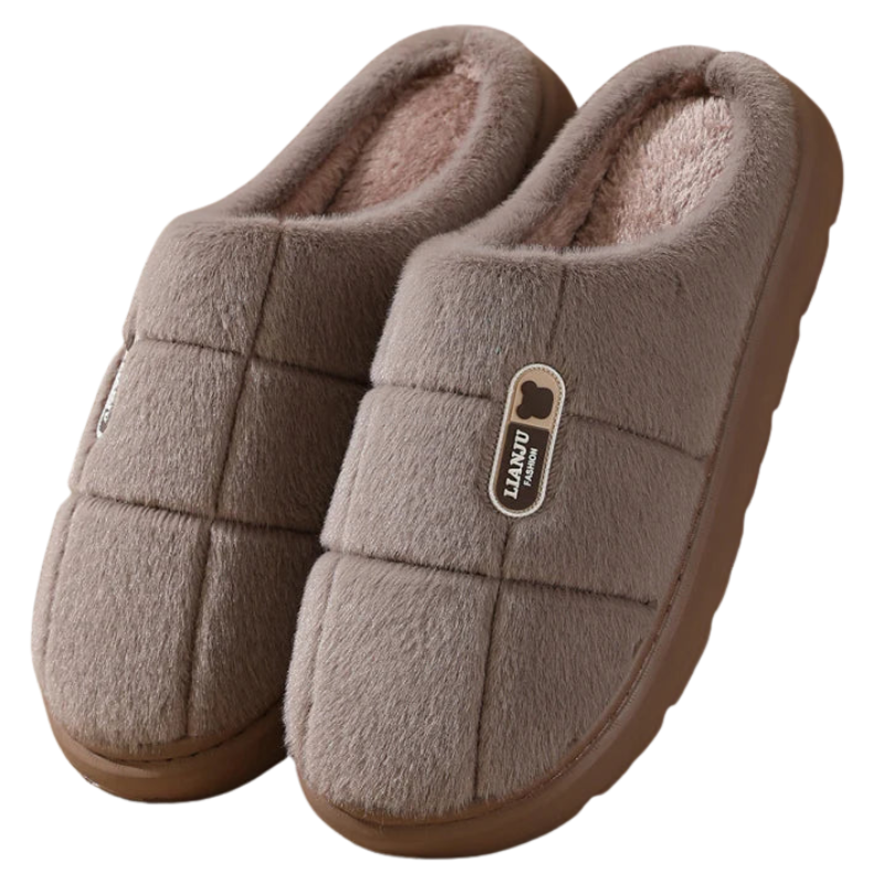 Chaussons homme Léon marron en tissu doux effet peluche, design matelassé, intérieur chaud et moelleux, semelle épaisse confortable pour un style cosy à la maison.