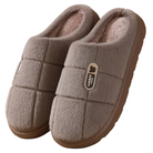 Chaussons homme Léon marron en tissu doux effet peluche, design matelassé, intérieur chaud et moelleux, semelle épaisse confortable pour un style cosy à la maison.