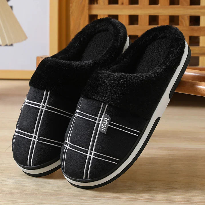 Chaussons homme Léon noirs à motif quadrillé, intérieur en fausse fourrure ultra douce et chaude, semelle épaisse confortable, parfaits pour un style cosy à la maison.