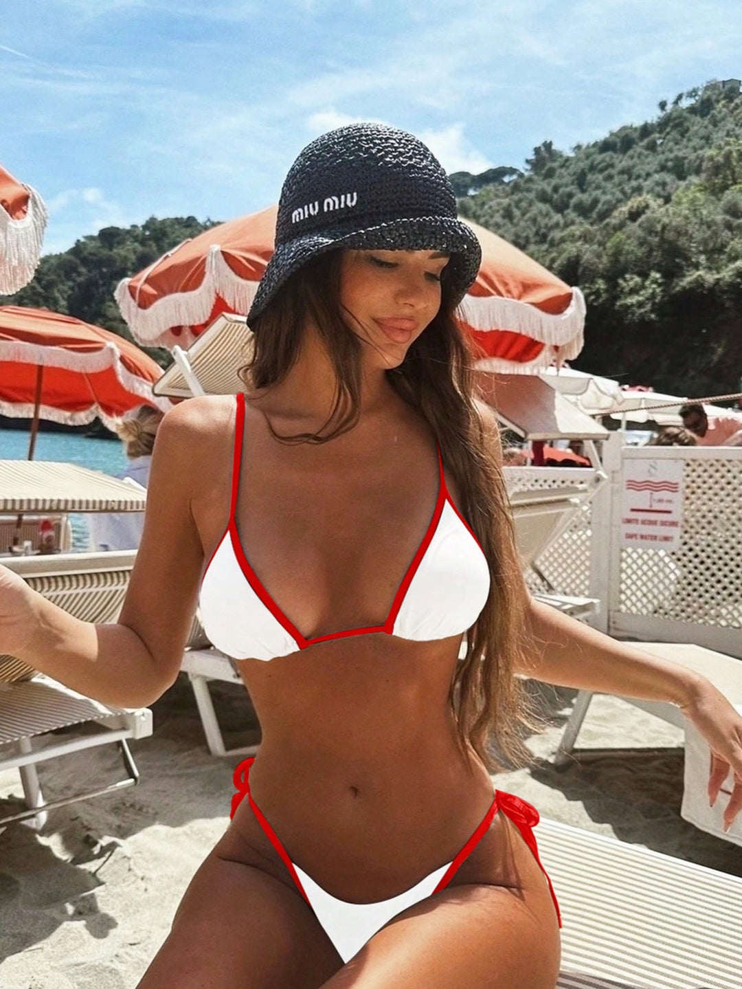 Bikini triangle sexy pour femme Letty, coloris blanc avec bordures rouges, design tendance et confortable, parfait pour une allure estivale et stylée.
