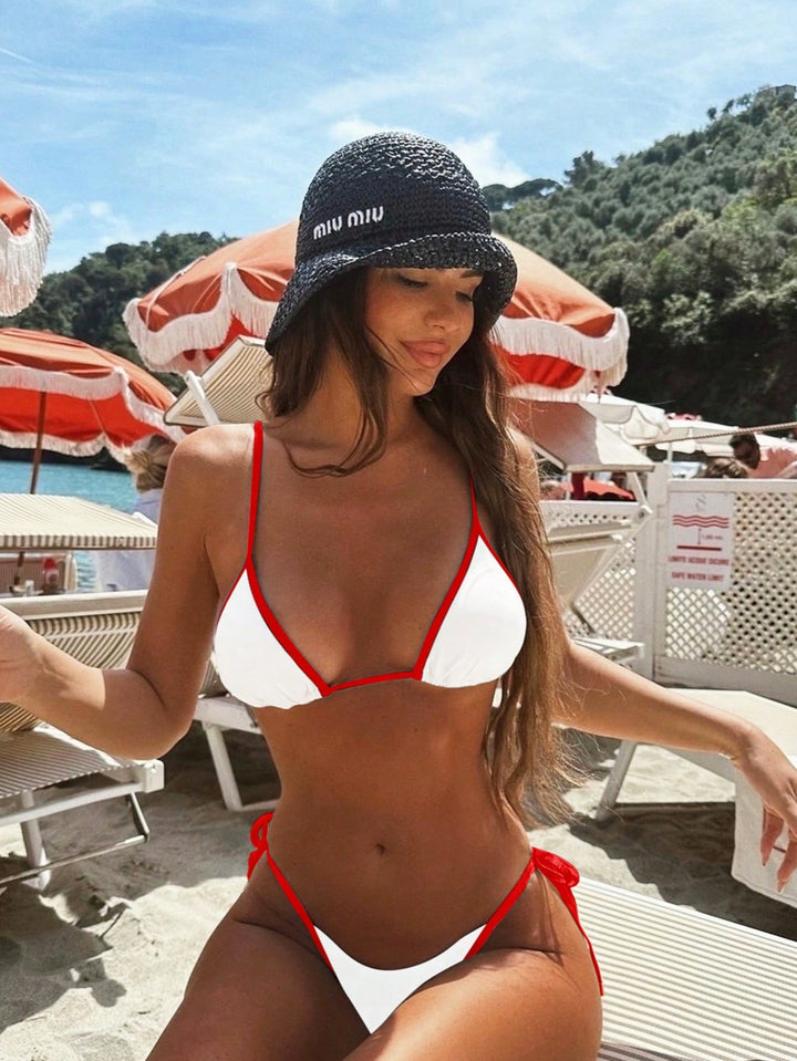 Bikini triangle sexy pour femme Letty, coloris blanc avec bordures rouges, design tendance et confortable, parfait pour une allure estivale et stylée.