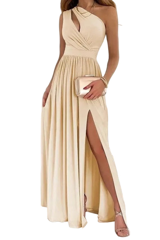 Cette robe de soirée en satin beige pour femme allie élégance et raffinement. Son design asymétrique avec une coupe échancrée sur le côté met en valeur la silhouette, parfaite pour un look chic et sophistiqué lors de vos soirées et événements spéciaux.