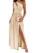 Cette robe de soirée en satin beige pour femme allie élégance et raffinement. Son design asymétrique avec une coupe échancrée sur le côté met en valeur la silhouette, parfaite pour un look chic et sophistiqué lors de vos soirées et événements spéciaux.