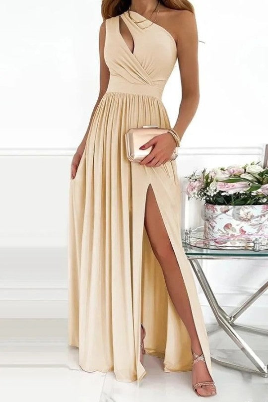 Cette robe de soirée en satin beige pour femme est une combinaison parfaite d'élégance et de sensualité. Le design asymétrique avec un décolleté croisé et la fente latérale ajoutent une touche de sophistication, idéale pour briller lors de vos soirées et événements spéciaux.