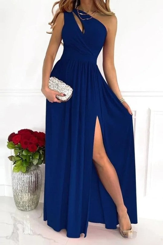 Cette robe de soirée satin bleu pour femme allie sophistication et sensualité. Son design asymétrique avec une fente latérale et un décolleté croisé crée une silhouette élégante et féminine, idéale pour vos événements et soirées spéciales. La robe est associée à des accessoires raffinés, ajoutant une touche de glamour.