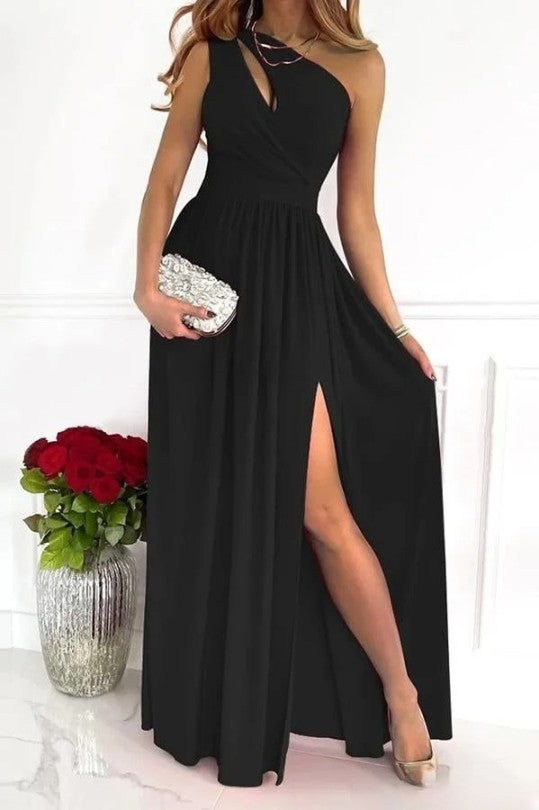 Robe longue en satin noir pour femme, avec un décolleté croisé et une fente latérale sensuelle. Cette robe met en valeur la silhouette féminine tout en offrant un look élégant et raffiné, idéale pour vos soirées et occasions spéciales. Elle est parfaitement complétée par des accessoires chics et des talons hauts.