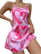 Nuisette en satin rose clair décorée de grands motifs de cœurs fuchsia, avec fines bretelles et coupe fluide. Un design romantique et féminin, idéal pour des soirées cocooning ou des moments de douceur à la maison.
