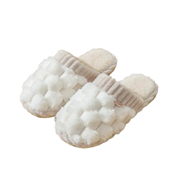 Chaussons femme Linda blancs, style mule ouverte, avec large bande tressée en fausse fourrure et semelle moelleuse, confortables et élégants pour la maison.