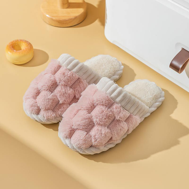 Chaussons femme Linda roses, style mule ouverte, avec large bande tressée en fausse fourrure et semelle moelleuse beige, confortables et élégants pour la maison.