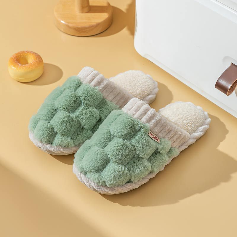 Chaussons femme Linda verts, style mule ouverte, avec large bande tressée en fausse fourrure et semelle moelleuse beige, confortables et élégants pour la maison.