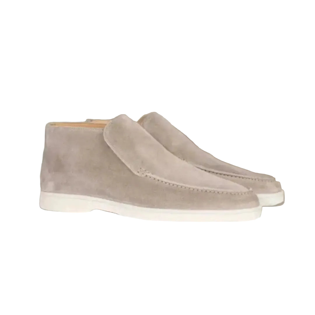 Mocassins en daim beige pour homme, alliant confort et élégance. Ce modèle à la fois simple et raffiné, avec une semelle blanche, est parfait pour un look décontracté au quotidien. Ces chaussures sont idéales pour les journées estivales, offrant à la fois style et praticité.