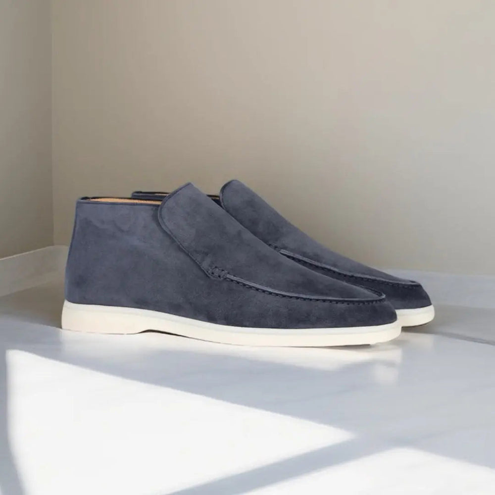 Mocassins en daim bleu clair pour homme avec une semelle blanche contrastée, alliant confort et style. Leur design épuré, avec une silhouette moderne, en fait une option idéale pour un look chic et décontracté au quotidien. Parfaits pour l'été, ces mocassins sont un choix incontournable pour toute occasion.