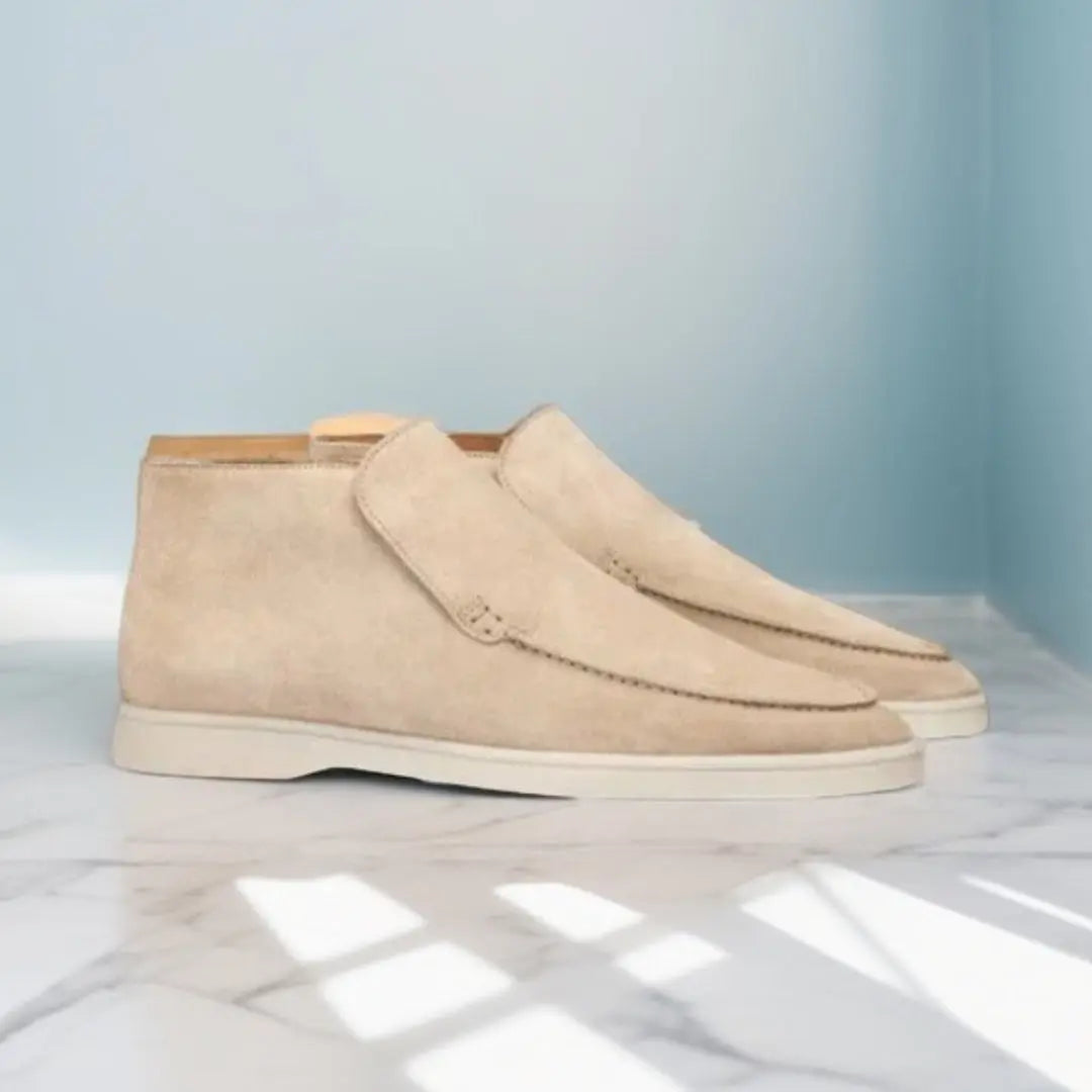 Mocassins en daim beige pour homme avec semelle blanche, offrant un look à la fois décontracté et élégant. Leur design simple mais raffiné, avec un contour net, en fait le choix idéal pour un style quotidien et confortable. Parfait pour l&
