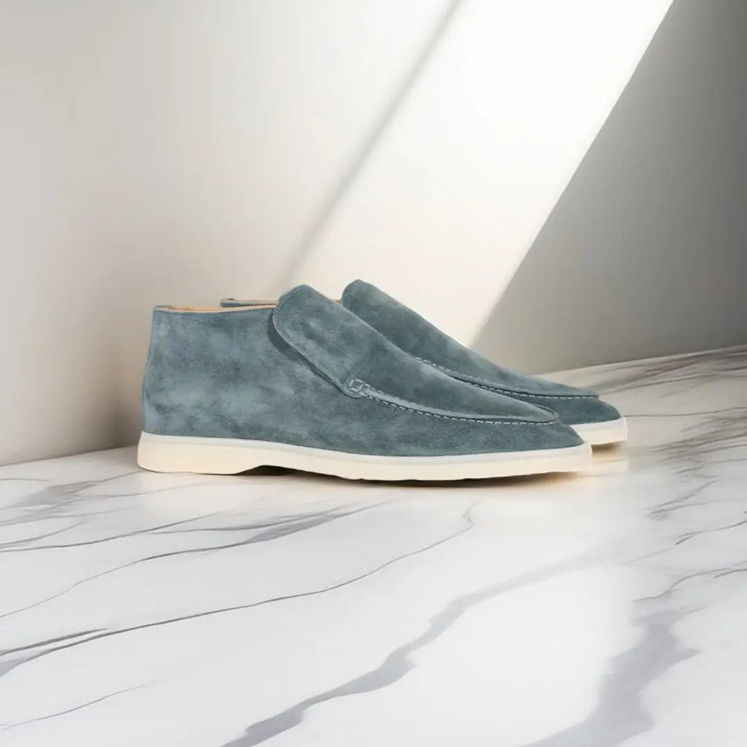 Mocassins en daim bleu clair pour homme avec une semelle blanche élégante. Ces chaussures offrent à la fois confort et style, idéales pour un look décontracté mais soigné au quotidien. Parfaites pour les journées ensoleillées, elles apportent une touche de sophistication tout en restant très confortables.