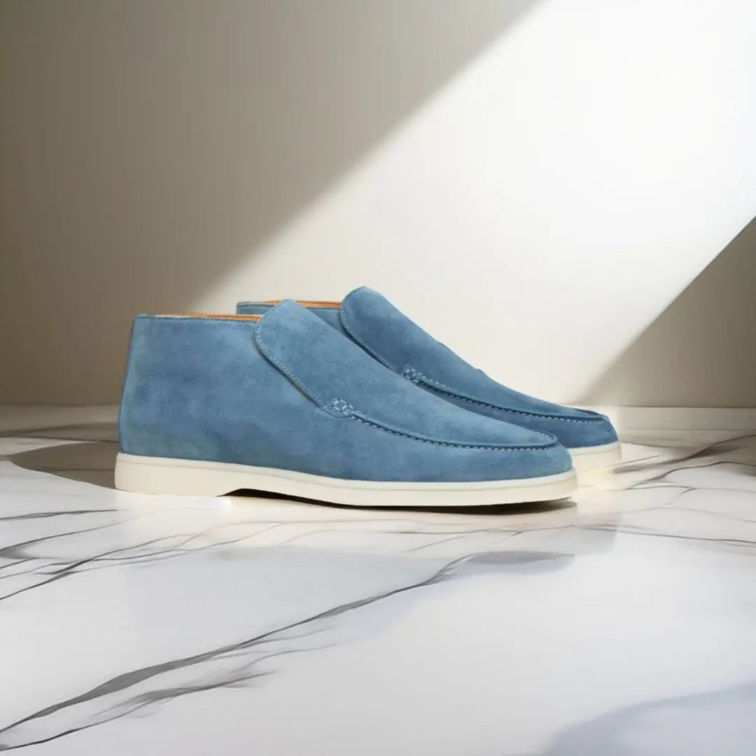 Mocassins en daim bleu clair pour homme avec semelle blanche, alliant confort et élégance décontractée. Parfaits pour les journées ensoleillées, ces mocassins ajoutent une touche de sophistication tout en offrant un confort optimal pour tous les jours.