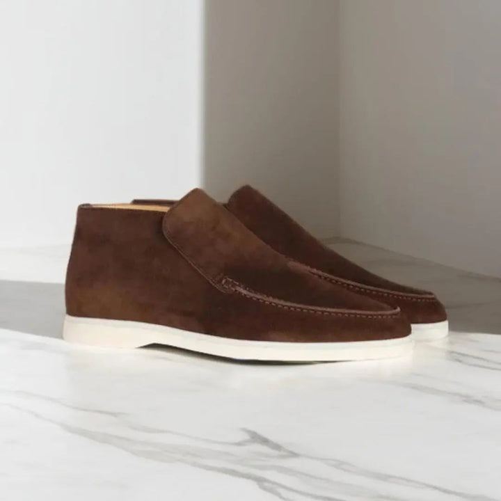 Mocassins en daim marron pour homme avec semelle blanche, parfaits pour un look casual-chic. Ils offrent un confort optimal et sont idéals pour les journées ensoleillées, tout en apportant une touche d&