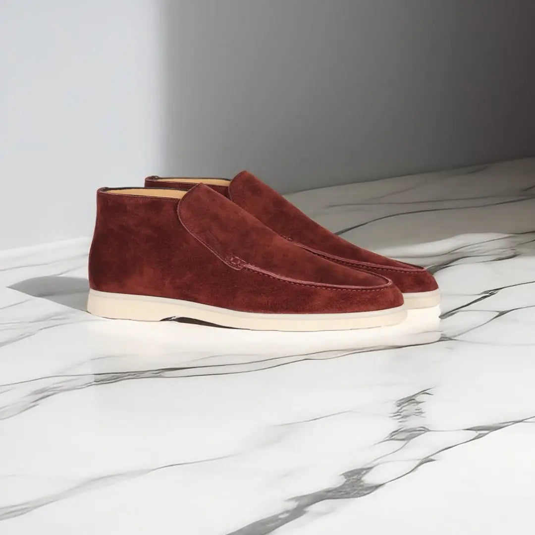Mocassins en daim rouge bordeaux pour homme, avec semelle blanche, offrant un style raffiné et un confort idéal pour une utilisation quotidienne. Parfaits pour ajouter une touche chic à vos tenues tout en assurant une sensation de confort tout au long de la journée.