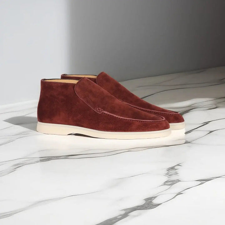 Mocassins en daim rouge bordeaux pour homme, avec semelle blanche, offrant un style raffiné et un confort idéal pour une utilisation quotidienne. Parfaits pour ajouter une touche chic à vos tenues tout en assurant une sensation de confort tout au long de la journée.