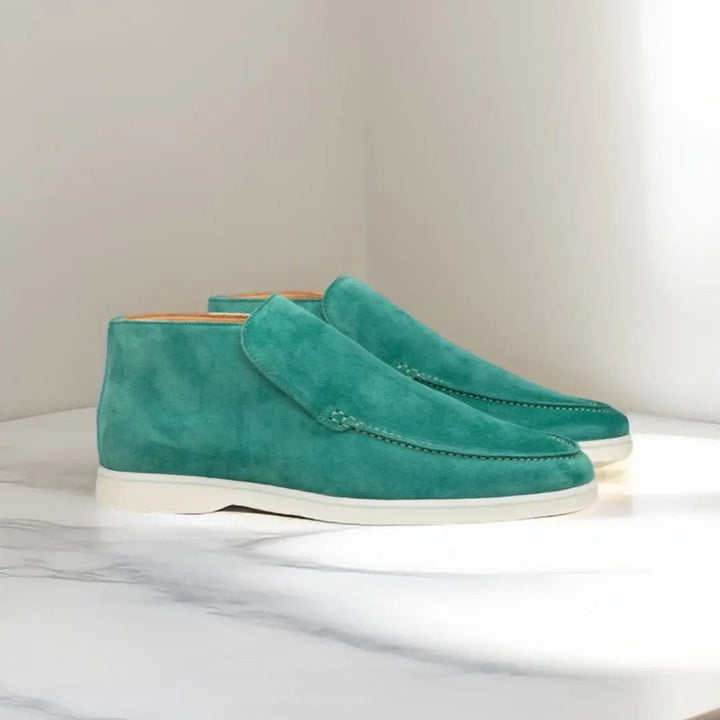 Mocassins en daim vert pour homme, avec semelle blanche, alliant confort et design élégant. Leur couleur vibrante et leur style intemporel les rendent parfaits pour compléter vos tenues décontractées et modernes.