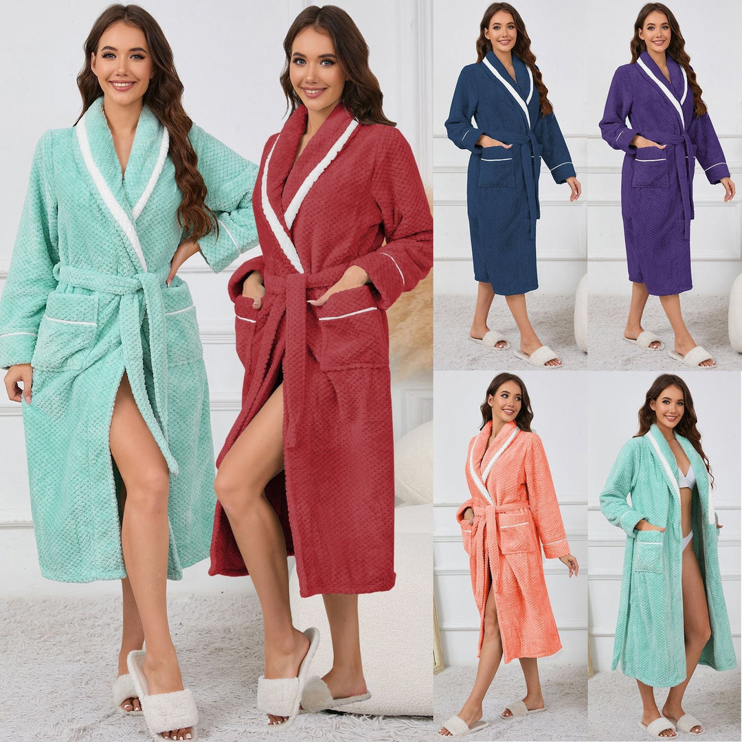 Montage du peignoir femme confortable Lison en tissu gaufré avec col châle blanc, ceinture et poches, présenté en plusieurs couleurs menthe, rouge, bleu, violet, corail.