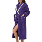 Peignoir femme confortable Lison en tissu gaufré violet avec col châle blanc, ceinture et grandes poches, présenté sur fond blanc.