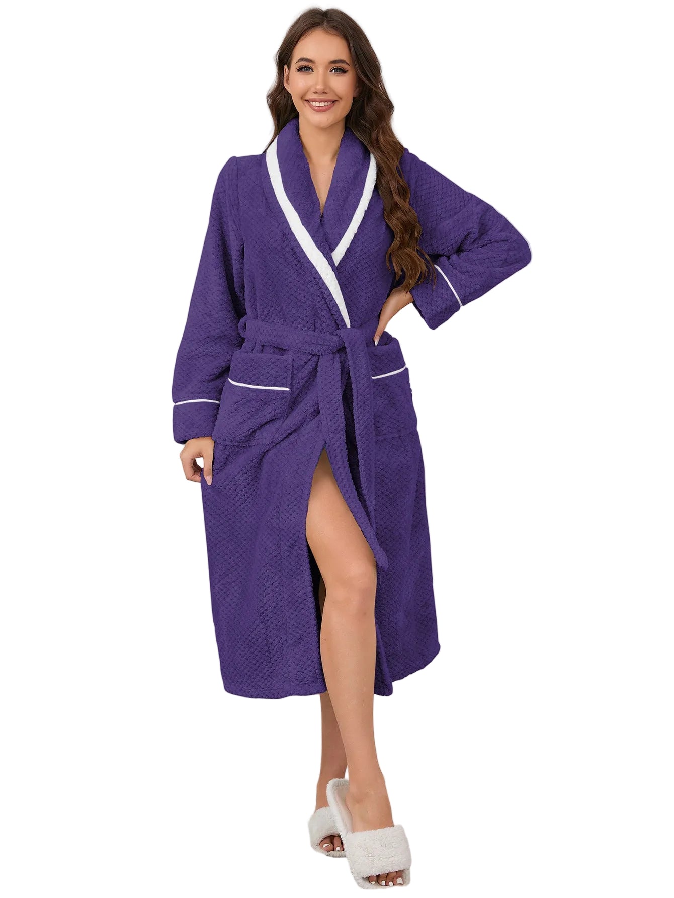 Peignoir femme confortable Lison en tissu gaufré violet avec col châle blanc, ceinture et poches, porté debout en intérieur.