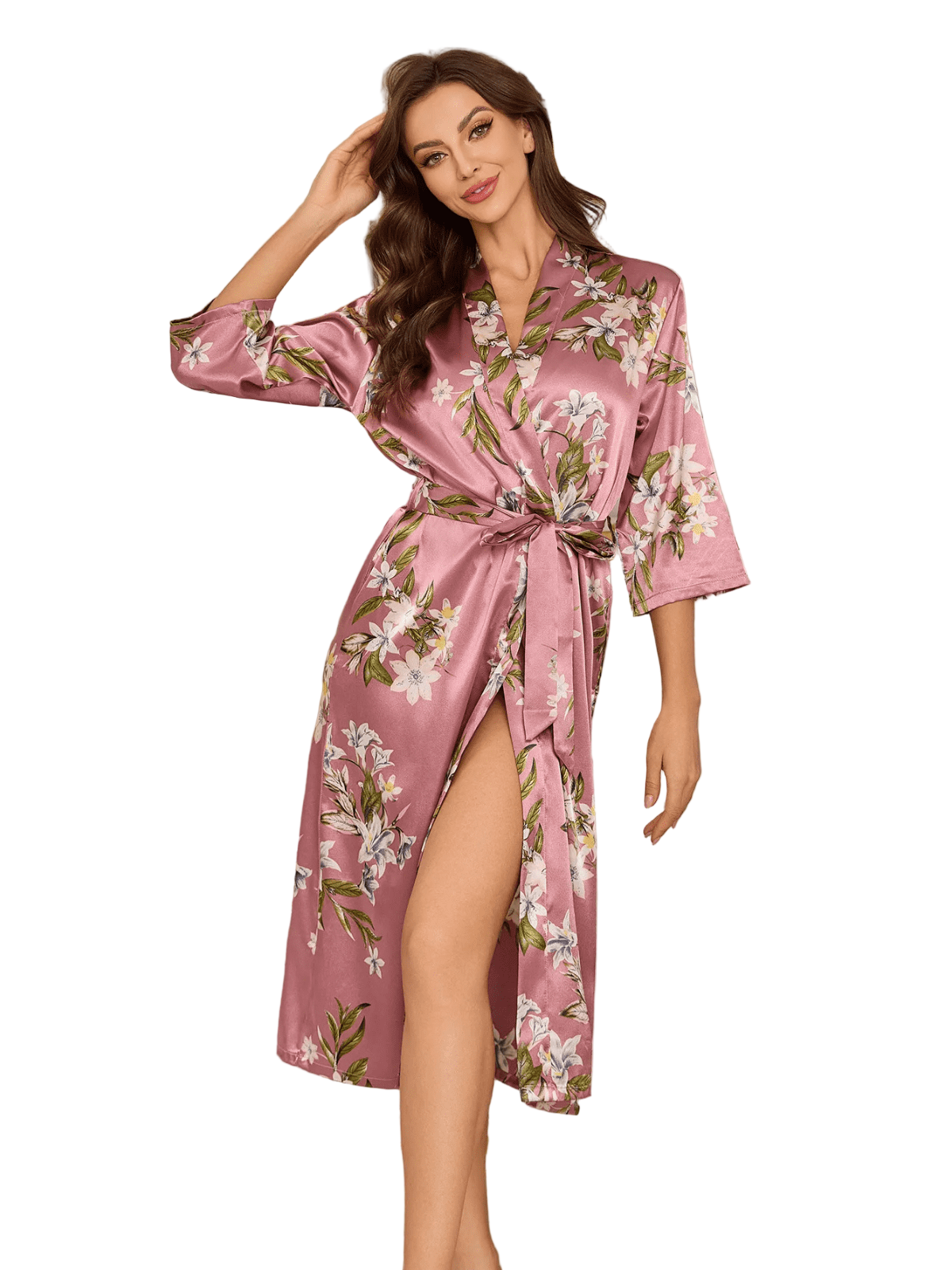 Le satin reflète la lumière, soulignant la douceur et l'élégance du vêtement. La ceinture assortie souligne la taille, tandis que les manches trois-quarts et la longueur mi-mollet offrent confort et raffinement. La scène se déroule dans un intérieur luxueux, avec un fauteuil capitonné blanc et or.