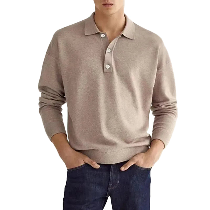 Ce polo beige pour homme, à manches longues, allie confort et élégance avec son design simple mais raffiné. Le col classique et les boutons contrastés en font un vêtement versatile, parfait pour toutes les occasions, que ce soit pour un look décontracté ou plus habillé.