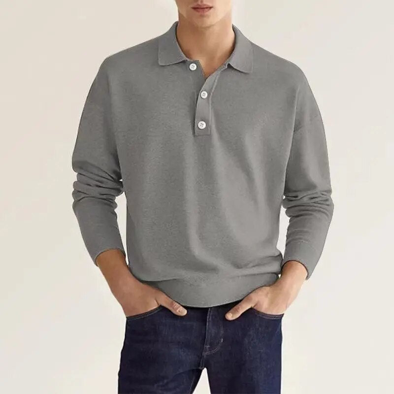 Ce polo gris pour homme, à manches longues, combine confort et élégance. Son design simple et soigné avec un col classique et des boutons contrastés en fait un choix parfait pour toutes les occasions, offrant à la fois un look décontracté et raffiné.