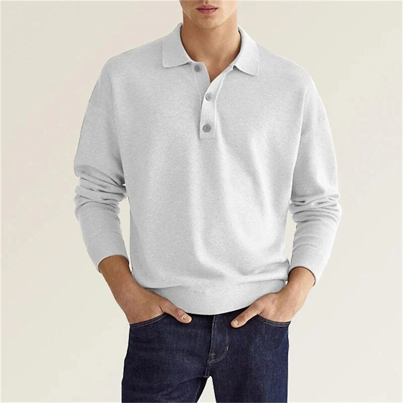 Ce polo gris clair pour homme, à manches longues, combine confort et simplicité. Avec son col classique et ses boutons contrastés, il est parfait pour un look décontracté mais soigné, adapté à toutes les occasions.