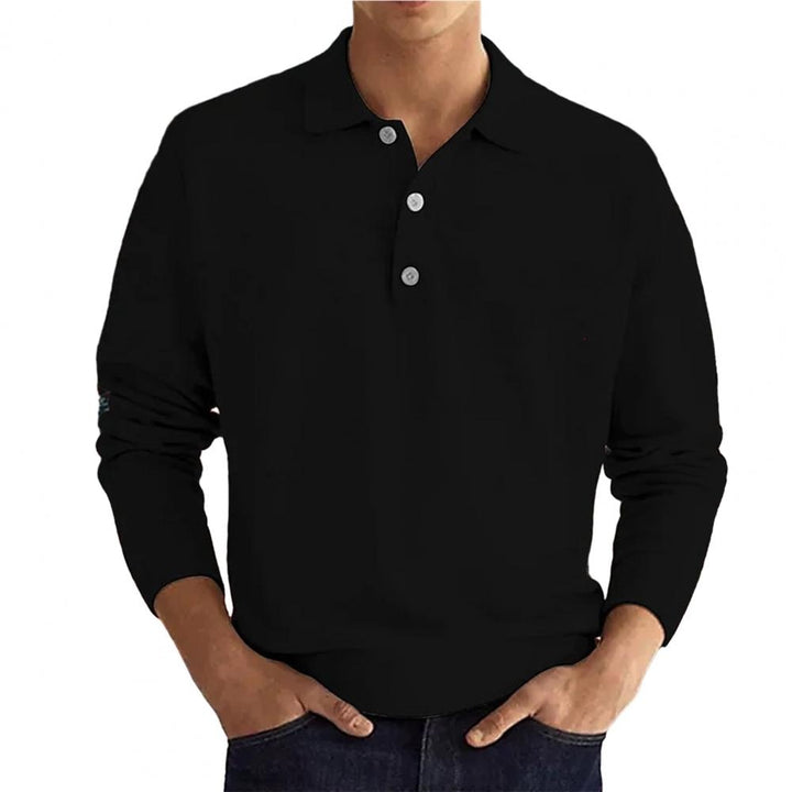 Ce polo noir pour homme, à manches longues, offre une coupe élégante et moderne. Le col classique et les boutons contrastés ajoutent une touche de sophistication, tandis que sa couleur noire le rend parfait pour toutes les occasions, qu&