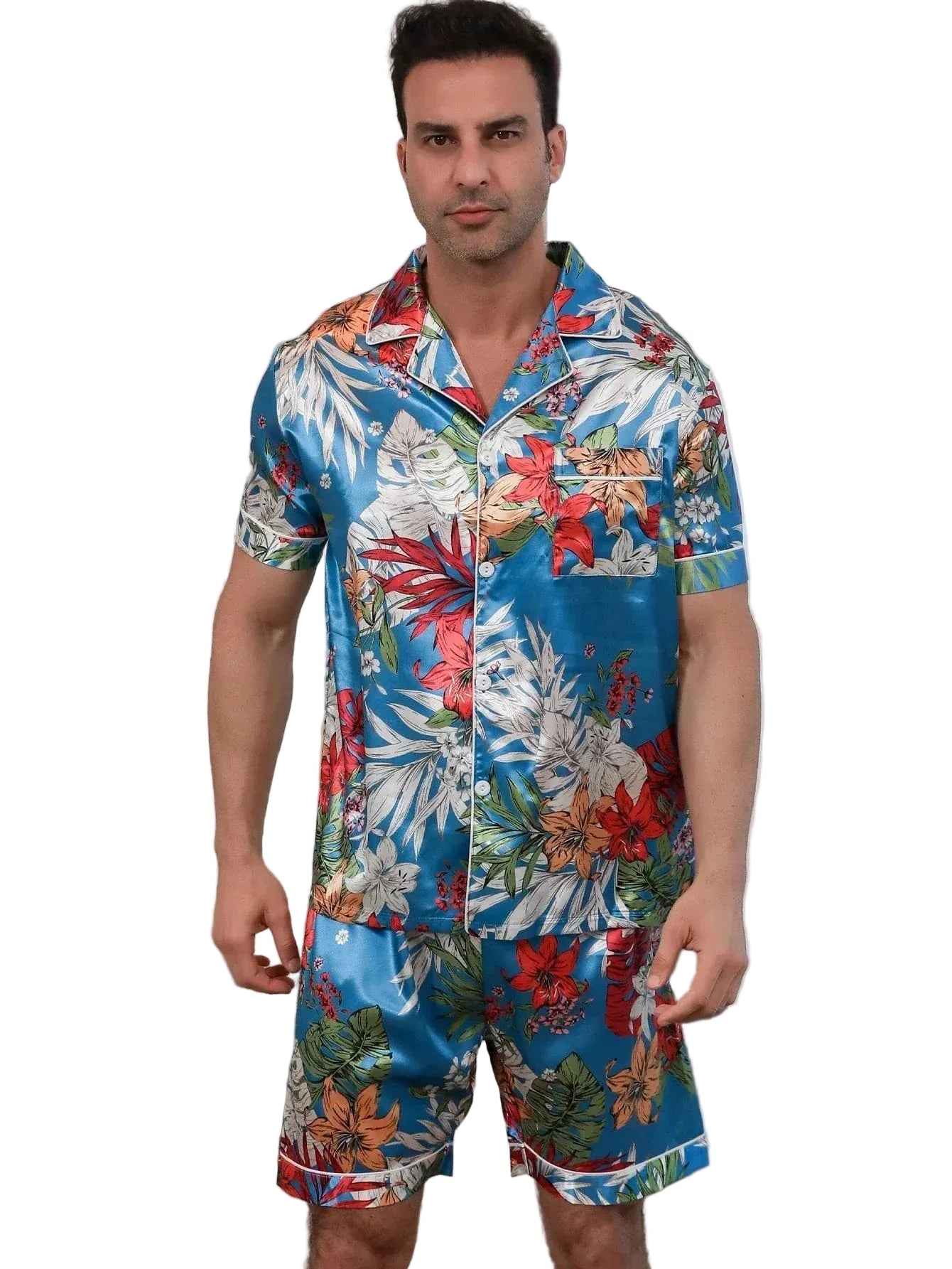 Shorty en satin pour homme, de style tropical avec un motif coloré de fleurs et de feuillage. Sur cette photo, un homme porte la chemise à manches courtes et le short assorti, parfait pour les journées estivales. Ce pyjama léger et doux est idéal pour la saison chaude, offrant confort et style.