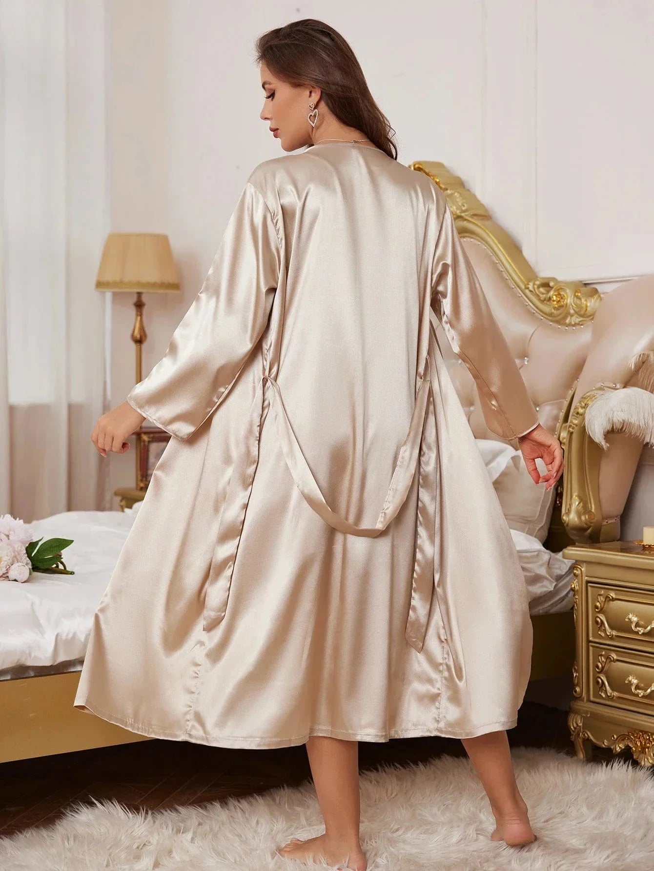 en satin champagne, long et fluide. Le tissu soyeux et la coupe ample mettent en valeur la douceur, la légèreté et l’élégance raffinée du modèle.