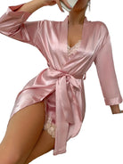 Un kimono en satin rose délicat, avec des manches longues et une ceinture à nouer à la taille, créant une silhouette élégante et sensuelle. Le satin brillant et la coupe fluide apportent une touche de luxe et de confort, idéal pour des moments de détente raffinée ou pour compléter une tenue de nuit.