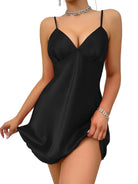 Une luxueuse robe nuisette en satin, dotée de fines bretelles spaghetti, d'un décolleté en V flatteur et d'une texture douce et soyeuse. La robe respire l'élégance et la sensualité, avec une fente jusqu'à la cuisse qui ajoute une touche de séduction. Parfaite pour une soirée raffinée et confortable.