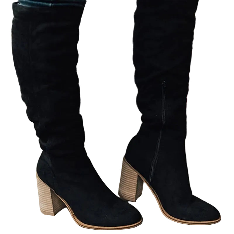 Bottines noires en daim avec talon carré, zip latéral, parfaites pour un look chic et tendance, tout en offrant un confort optimal.