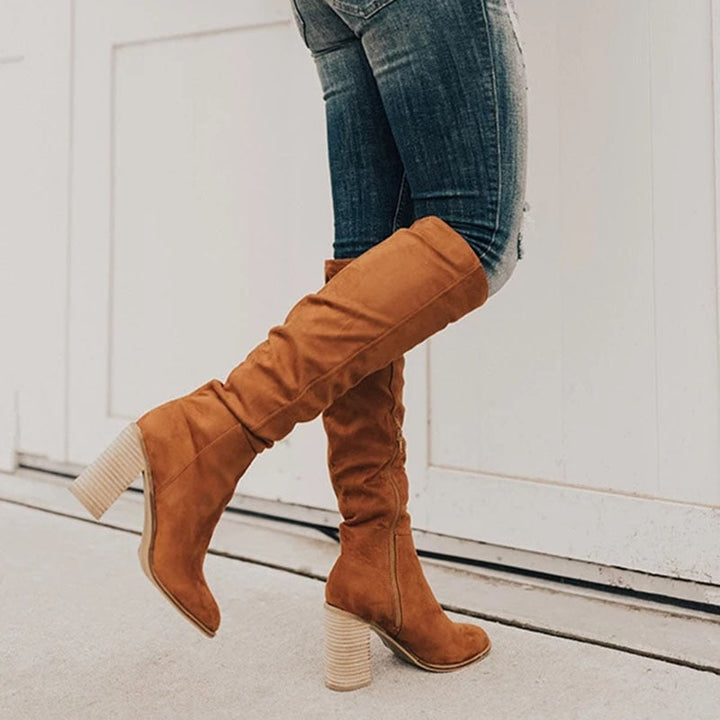 Bottines camel en daim avec talon carré, design ajusté, offrant une touche chic à votre tenue tout en garantissant confort et style.