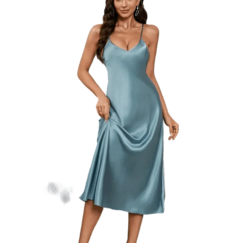 Une robe en satin bleu délicat, avec un décolleté en V et des bretelles fines pour un ajustement parfait. Sa coupe fluide et élégante épouse la silhouette, créant une allure séduisante et raffinée. Idéale pour des soirées élégantes ou des moments de détente glamour.