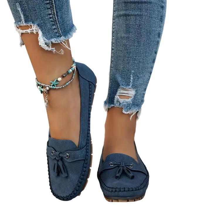 Des mocassins bleu foncé, élégants et raffinés, offrant un confort optimal. Les détails de couture et le petit nœud ajoutent une touche de sophistication, tandis que les bords légèrement repliés créent un style décontracté. Parfaits pour compléter une tenue casual chic, ces mocassins sont idéaux pour un look à la fois moderne et confortable.