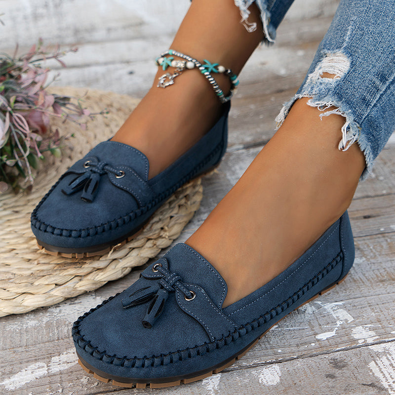 Des mocassins bleus élégants et confortables, parfaits pour un look décontracté. Avec une finition soignée, des détails de couture raffinés et un petit nœud à l&