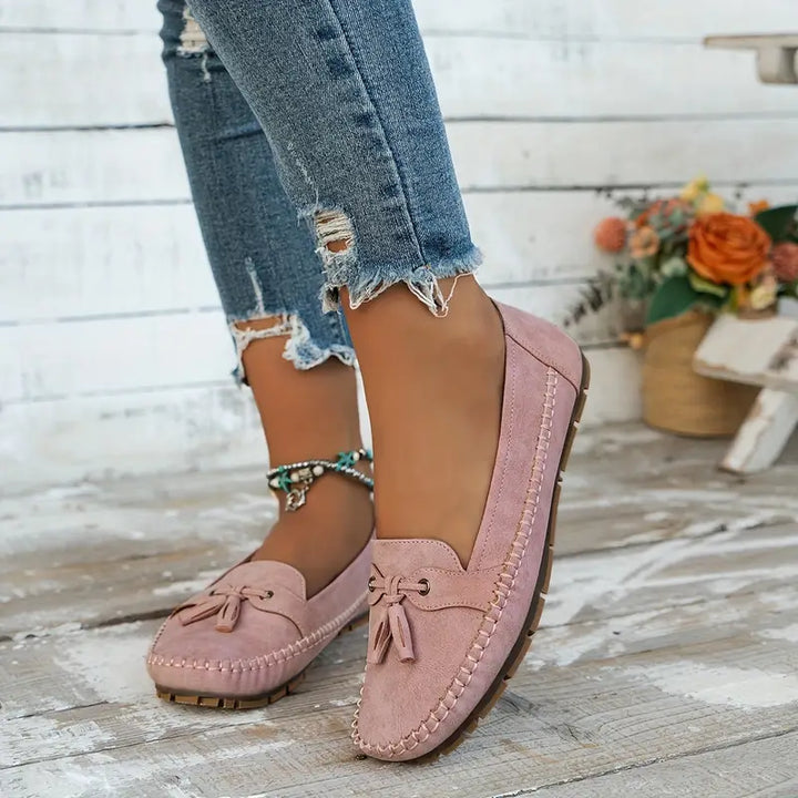 Mocassins roses délicats avec un petit nœud décoratif à l&